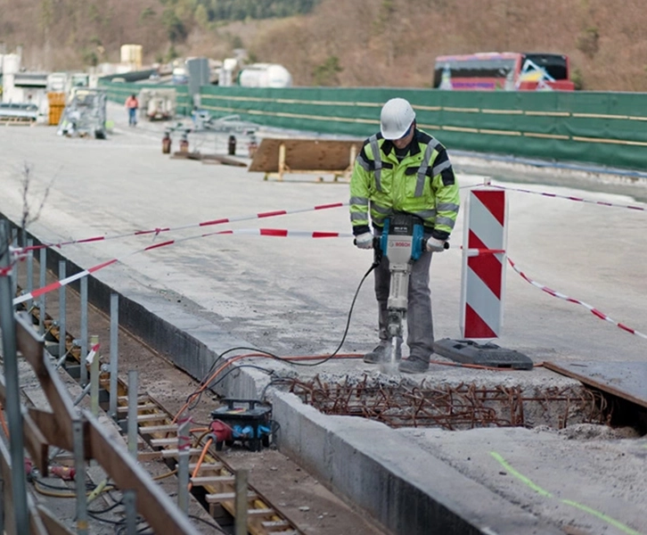 Beispielbild für Bohren & Stemmen: Abbruchhammer im Einsatz auf einer Baustelle